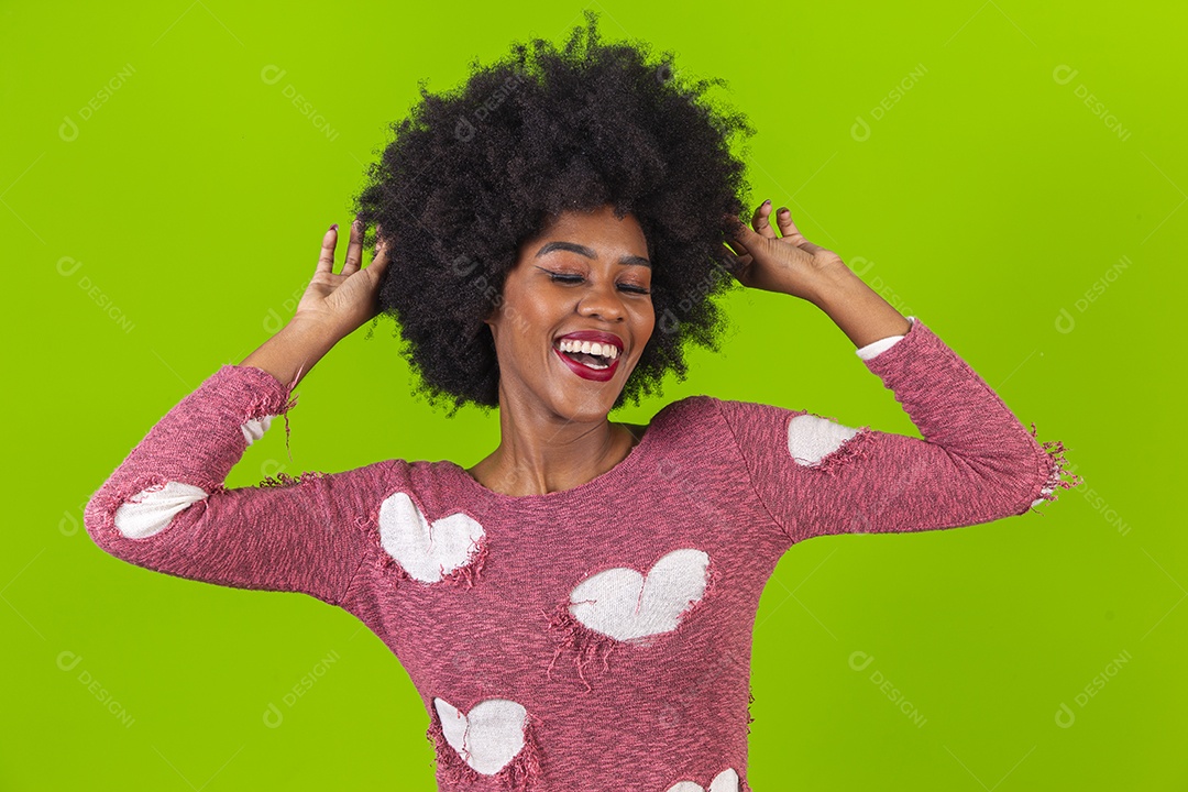Linda jovem negra sorridente em fundo verde