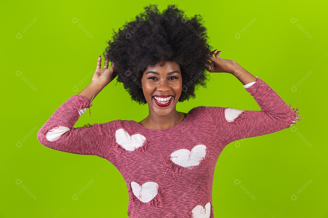 Linda jovem negra sorridente em fundo verde
