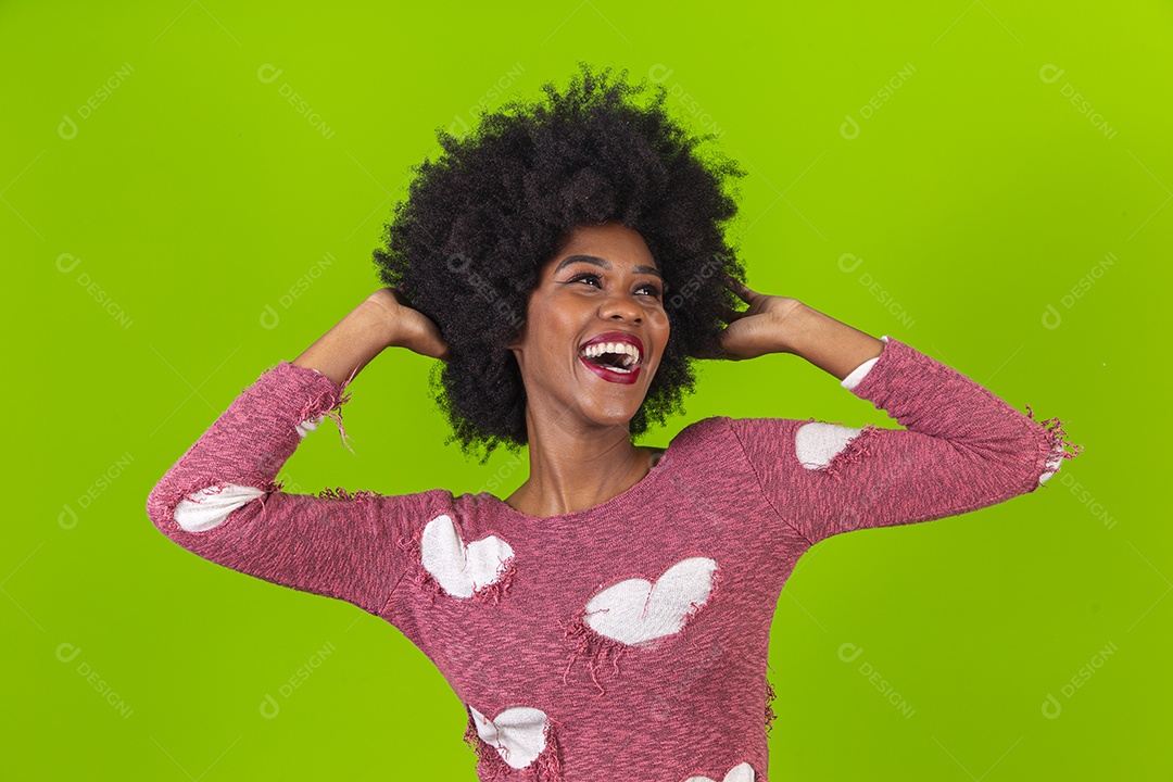 Linda jovem negra sorridente em fundo verde