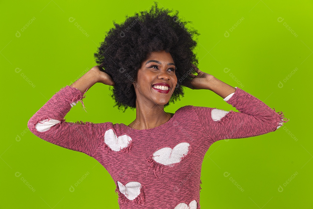Linda jovem negra sorridente em fundo verde