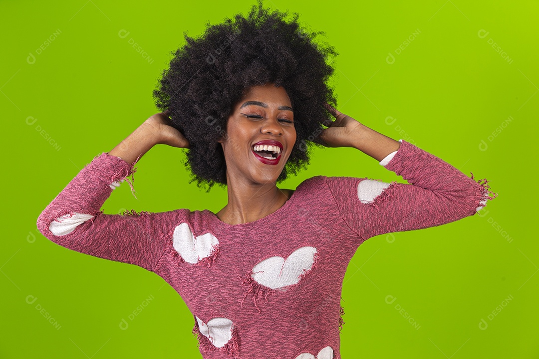 Linda jovem negra sorridente em fundo verde