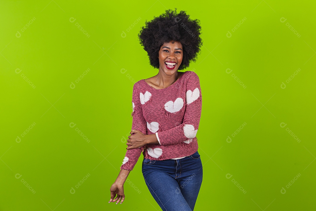 Linda jovem negra sorridente em fundo verde