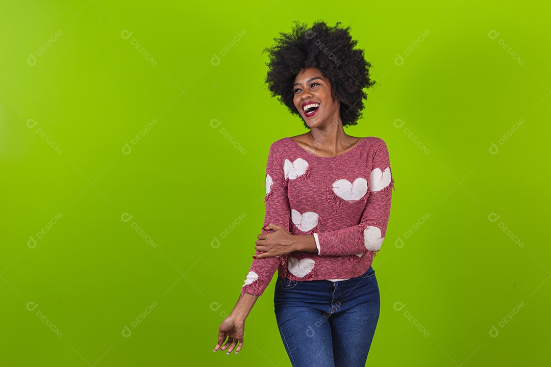 Linda jovem negra sorridente em fundo verde