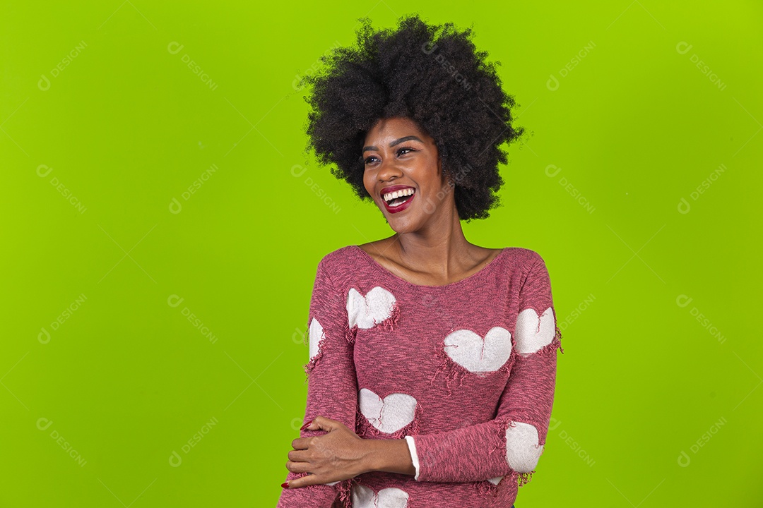 Linda jovem negra sorridente em fundo verde