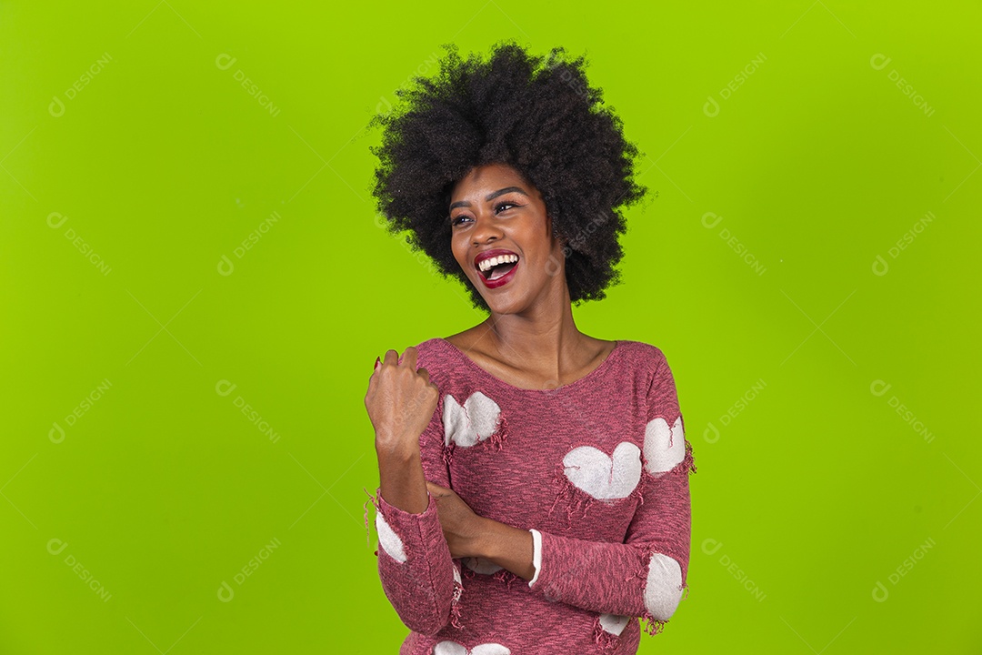 Linda jovem negra sorridente em fundo verde