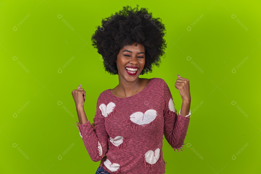 Linda jovem negra sorridente em fundo verde