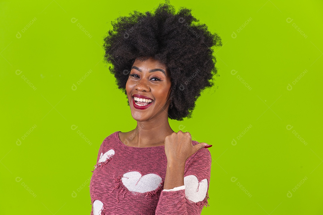 Linda jovem negra sorridente em fundo verde