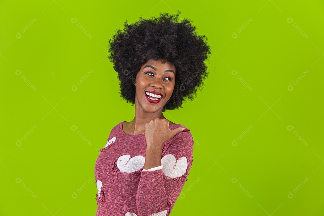 Linda jovem negra sorridente em fundo verde