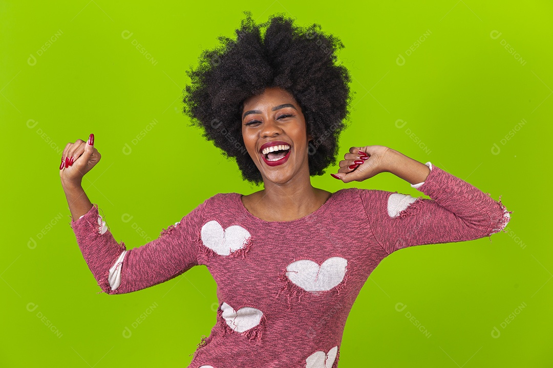 Linda jovem negra sorridente em fundo verde