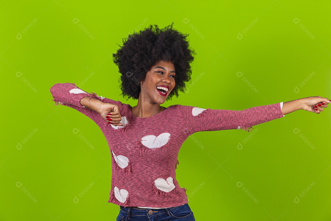 Linda jovem negra sorridente em fundo verde
