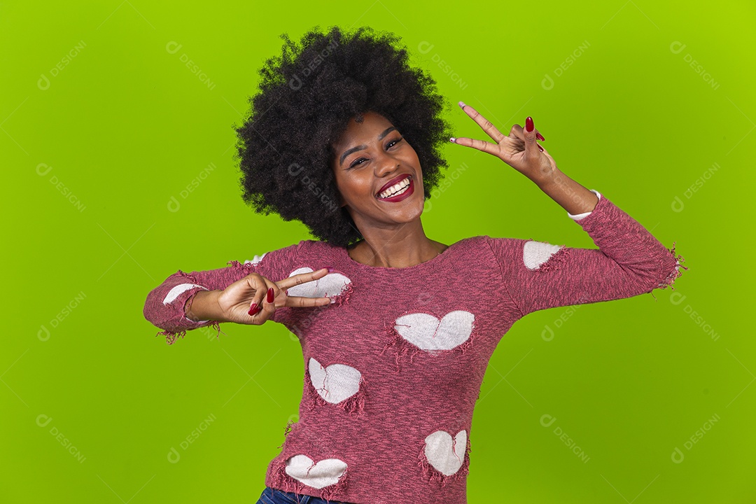 Linda jovem negra sorridente em fundo verde