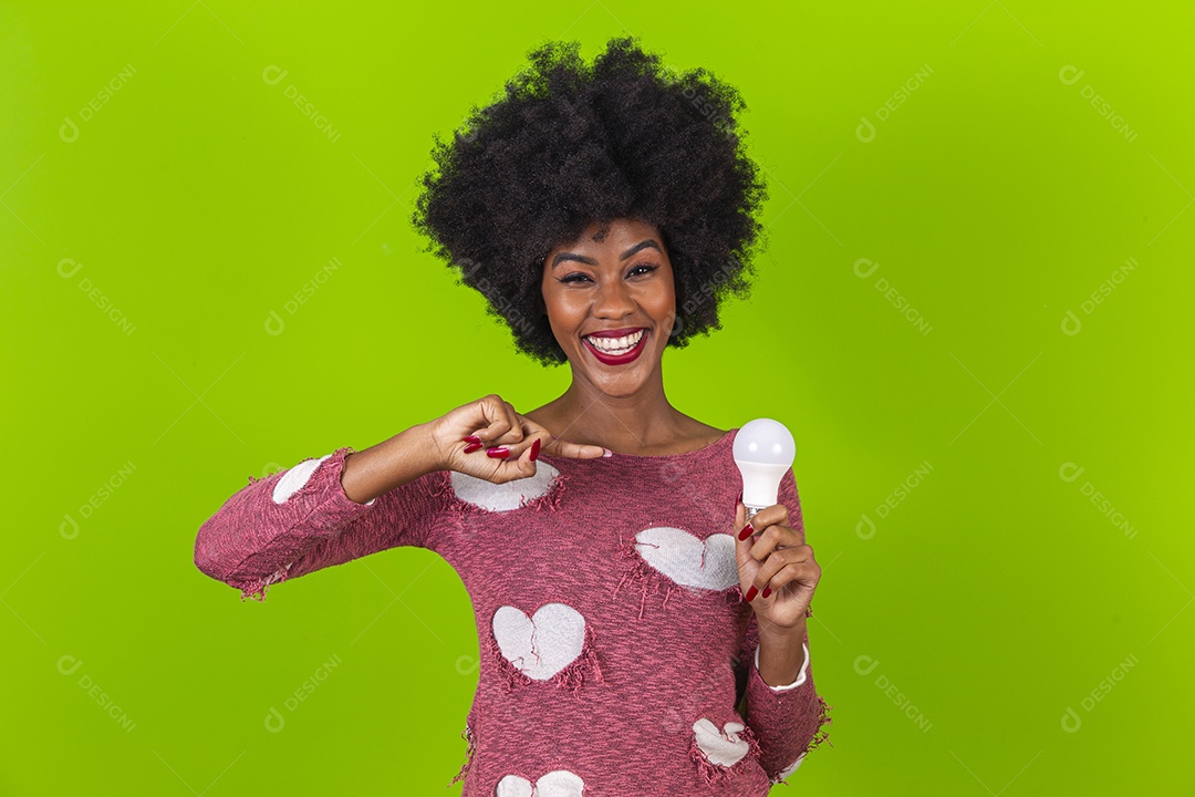 Linda jovem negra sorridente em fundo verde
