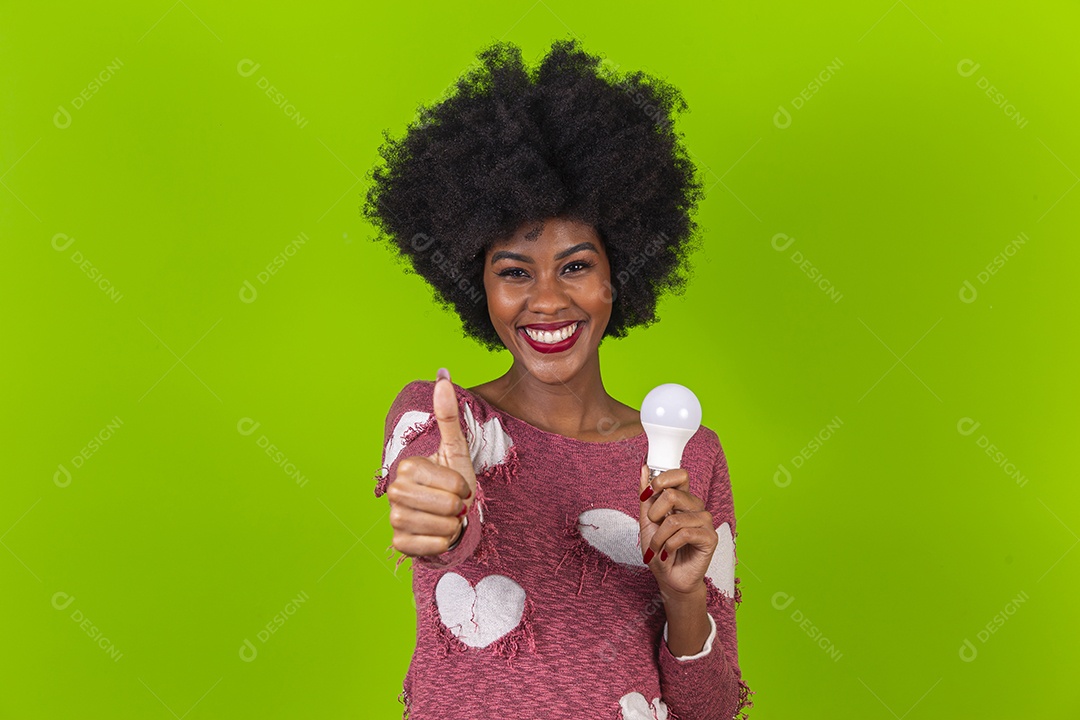 Linda jovem negra sorridente em fundo verde