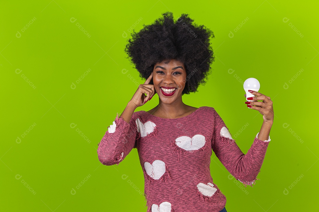 Linda jovem negra sorridente em fundo verde