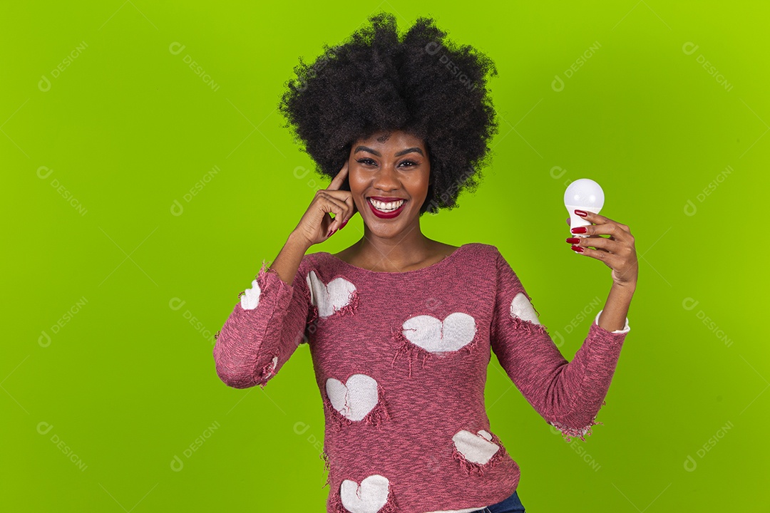 Linda jovem negra sorridente em fundo verde
