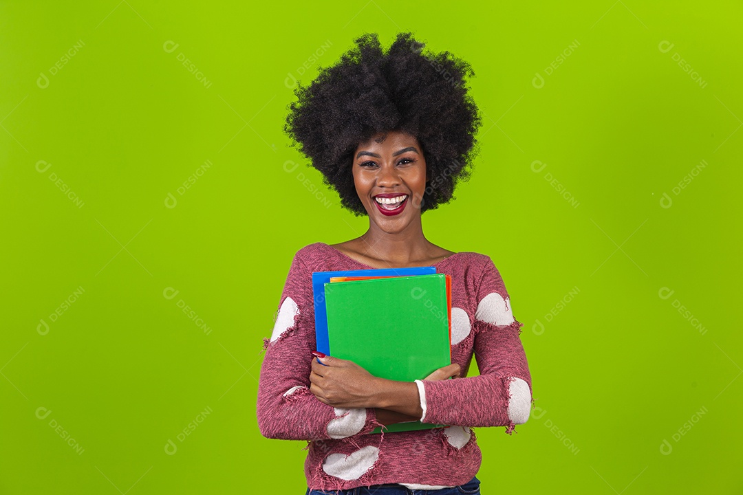 Linda jovem negra sorridente em fundo verde