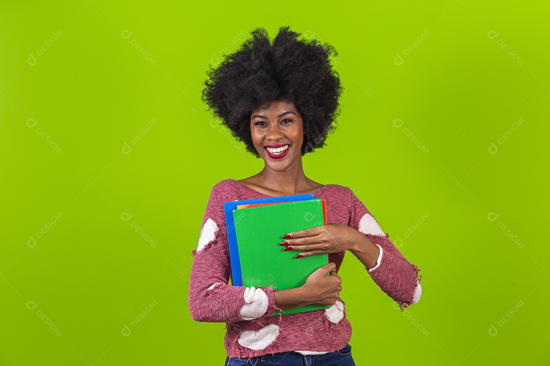 Linda jovem negra sorridente em fundo verde