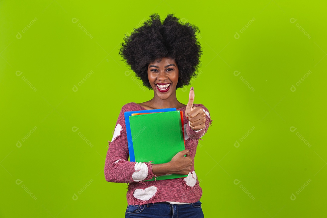 Linda jovem negra com livros escolares