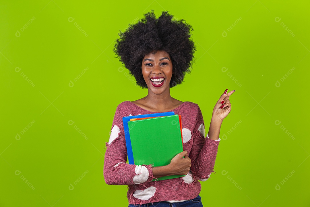 Linda jovem negra sorridente em fundo verde