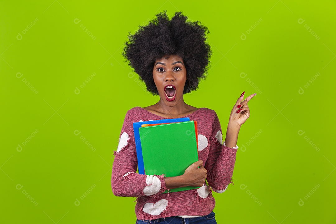 Linda jovem negra sorridente em fundo verde