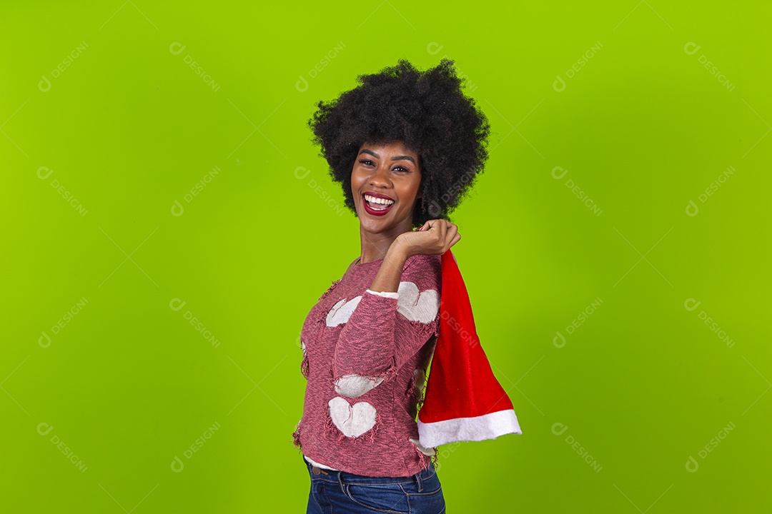 Linda jovem negra com gorro vermelho em fundo verde