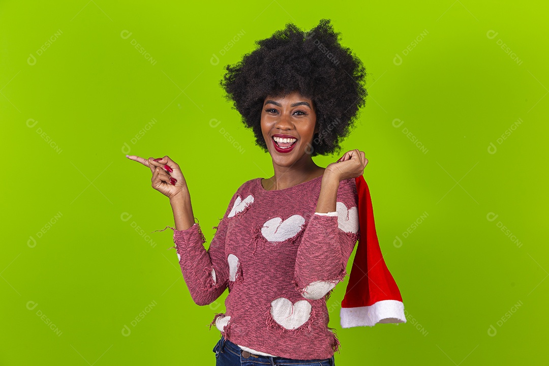 Linda jovem negra com gorro vermelho em fundo verde