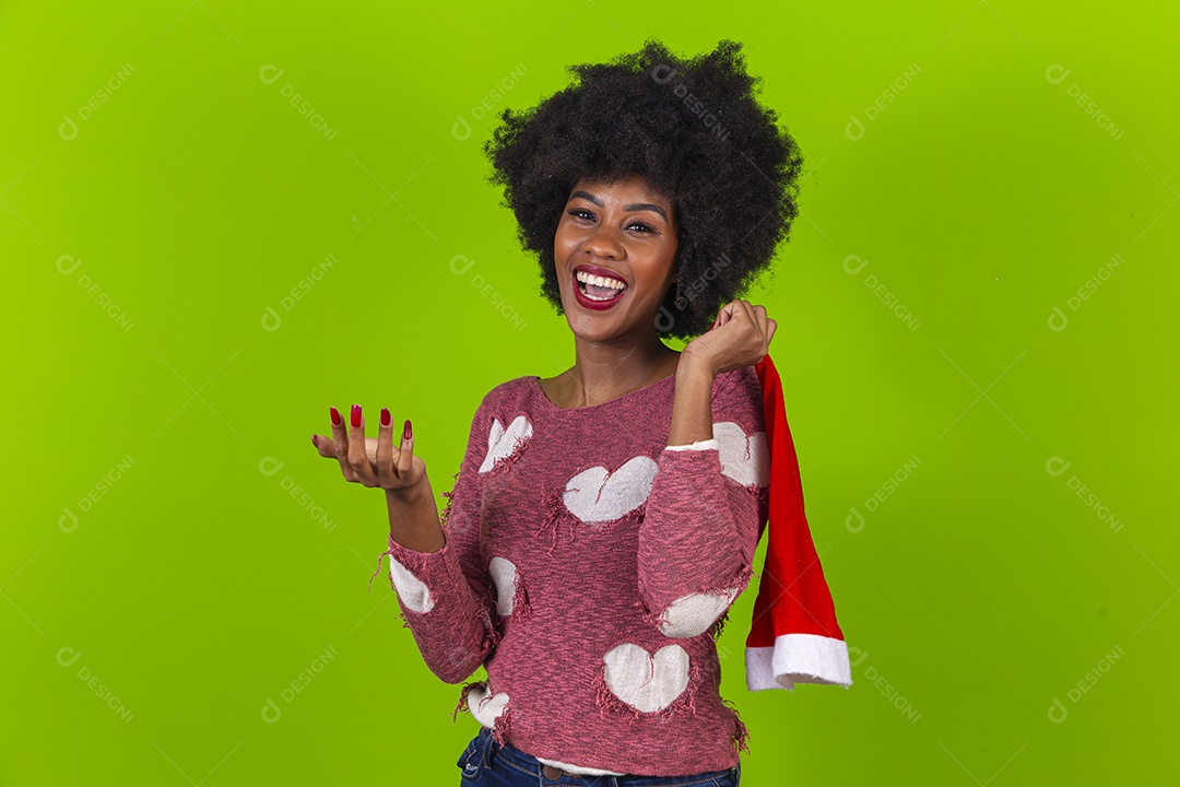 Linda jovem negra com gorro vermelho em fundo verde