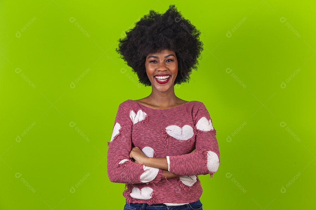 Linda jovem negra sorridente em fundo verde