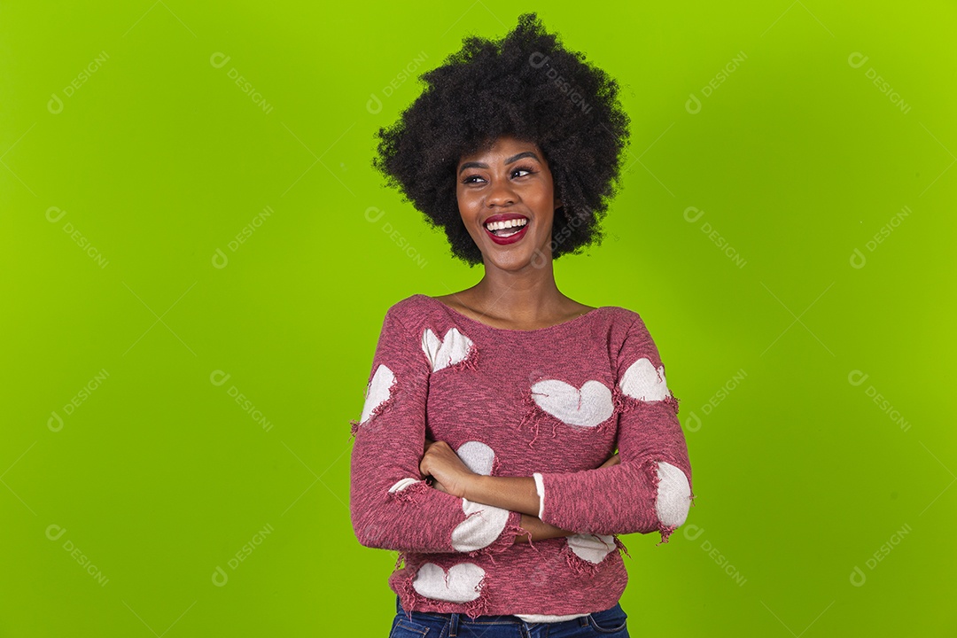 Linda jovem negra sorridente em fundo verde