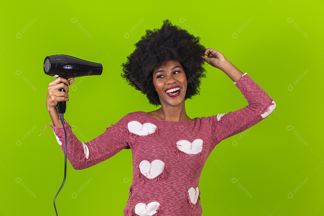 Linda jovem negra segurando secador de cabelo