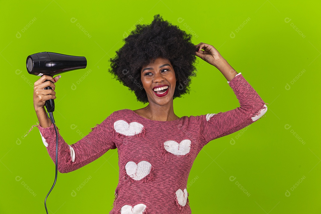 Linda jovem negra com secador de cabelo