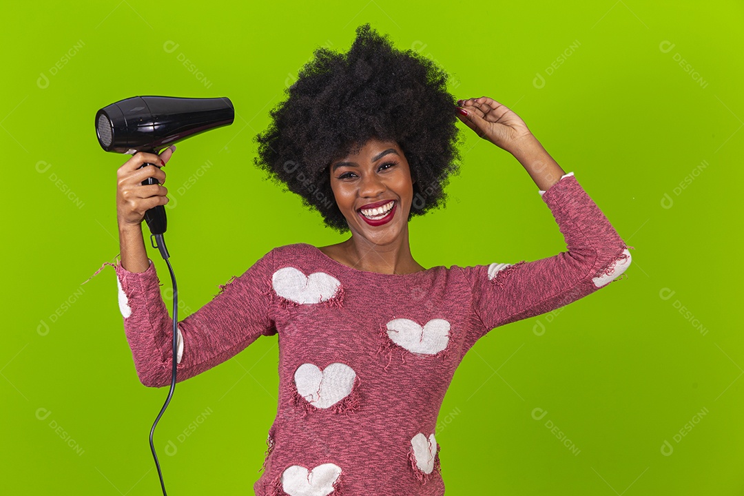 Linda jovem negra segurando secador de cabelo