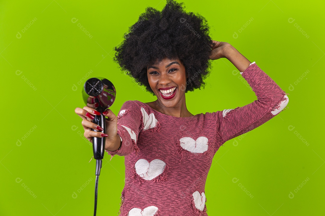 Linda jovem negra segurando secador de cabelo