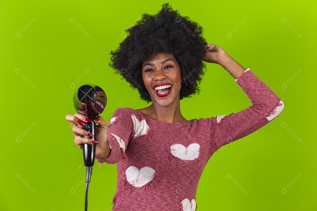 Linda jovem negra segurando secador de cabelo