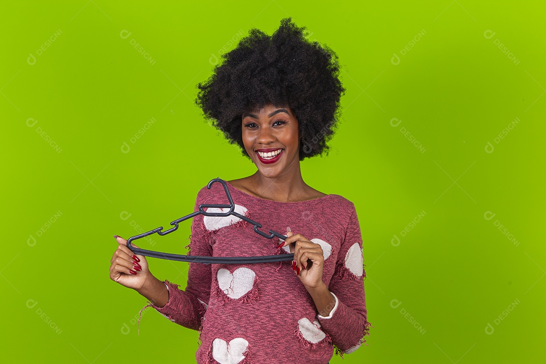 Linda jovem negra segurando cabide de roupas