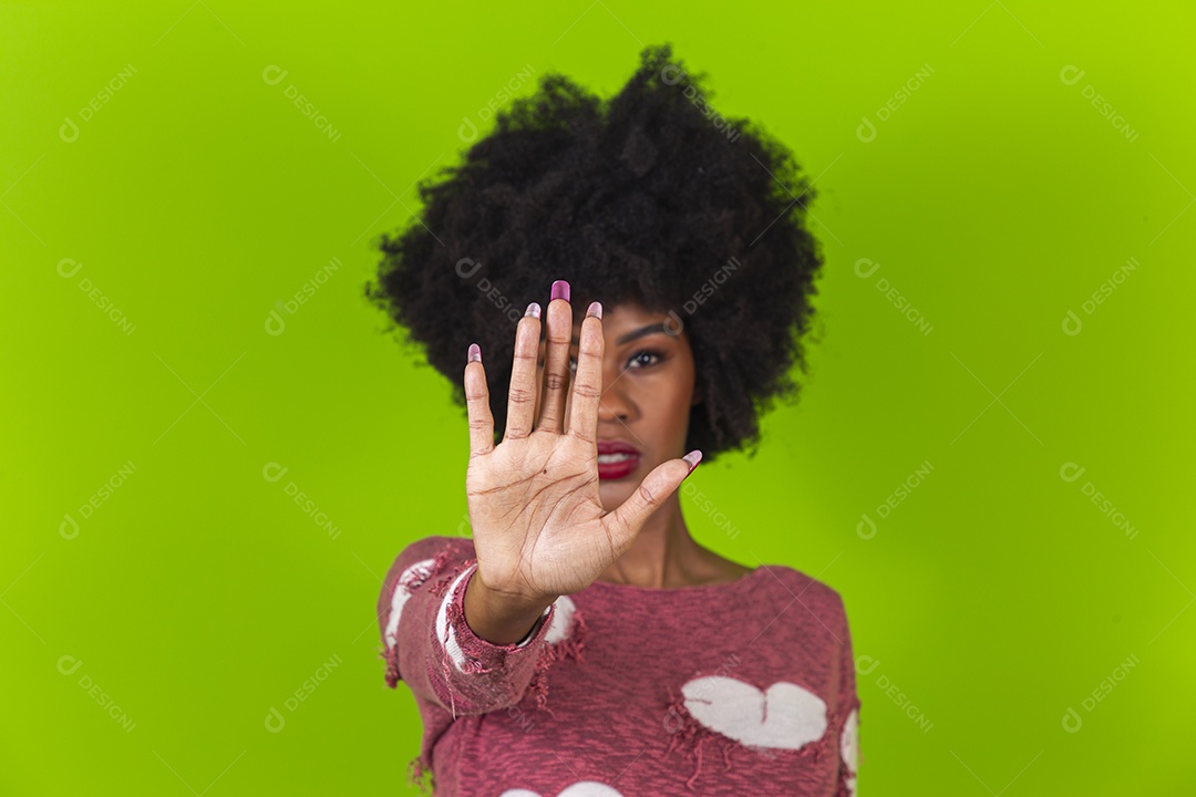 Linda jovem negra em fundo verde