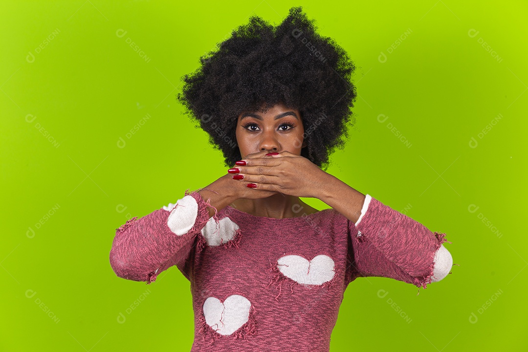 Linda jovem negra em fundo verde