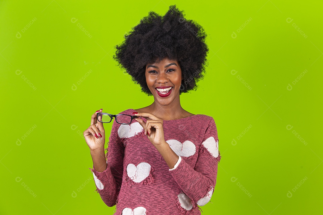 Linda jovem negra em fundo verde