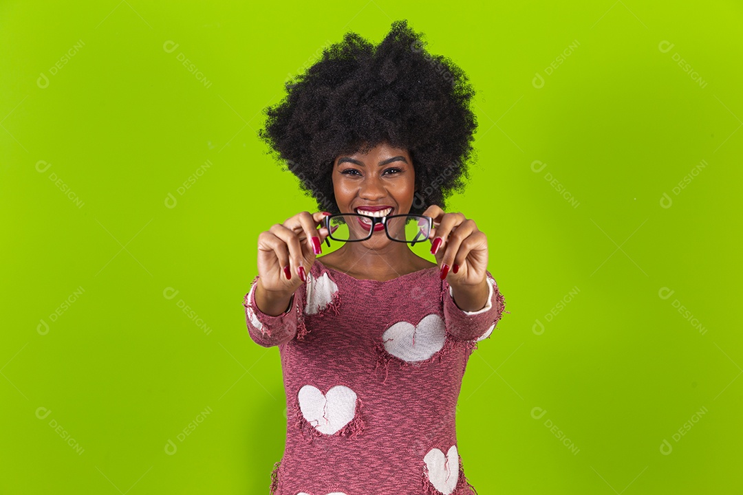 Linda jovem negra em fundo verde