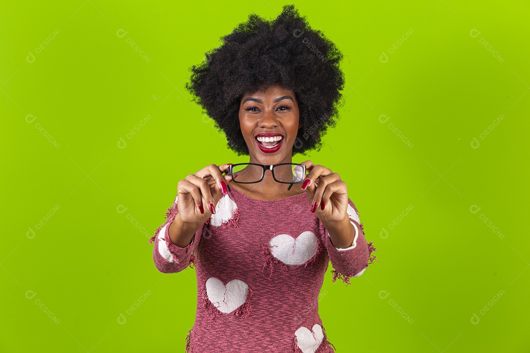 Linda jovem negra em fundo verde