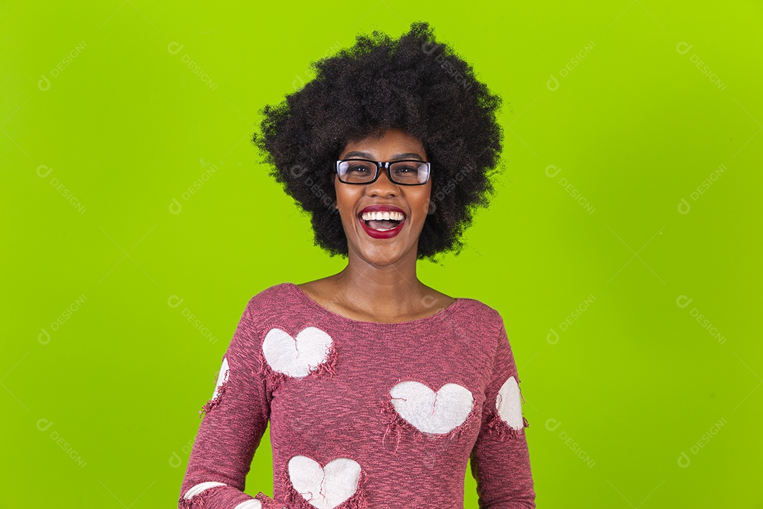 Linda jovem negra em fundo verde