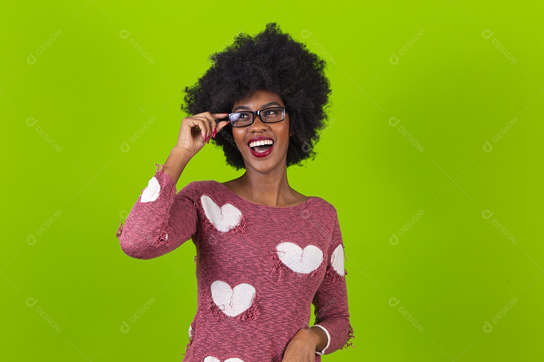 Linda jovem negra em fundo verde