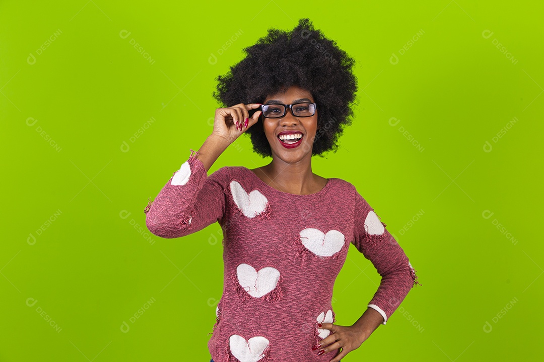 Linda jovem negra em fundo verde