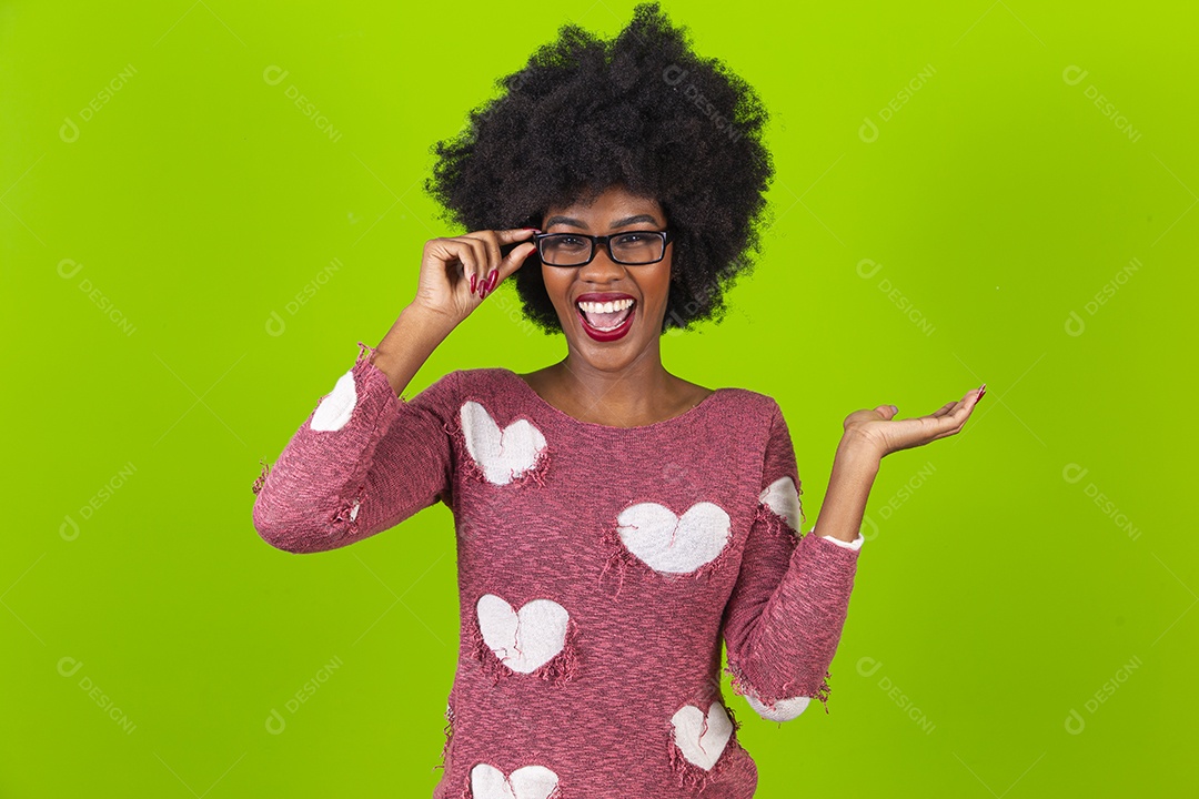 Linda jovem negra em fundo verde