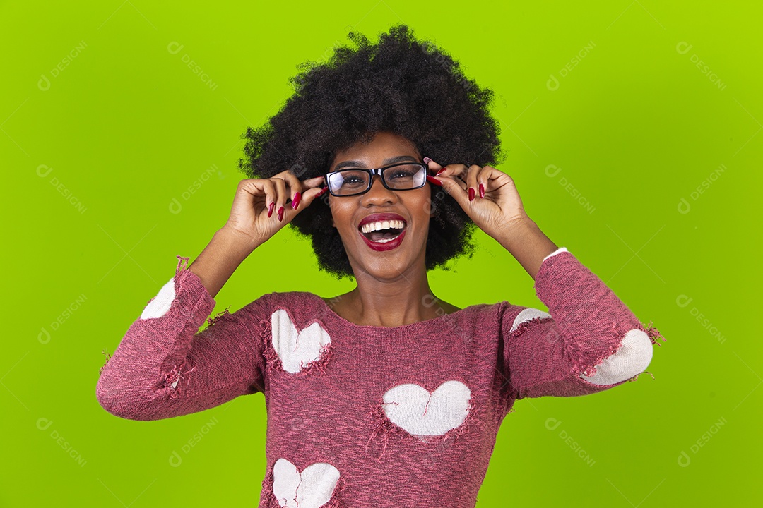 Linda jovem negra em fundo verde