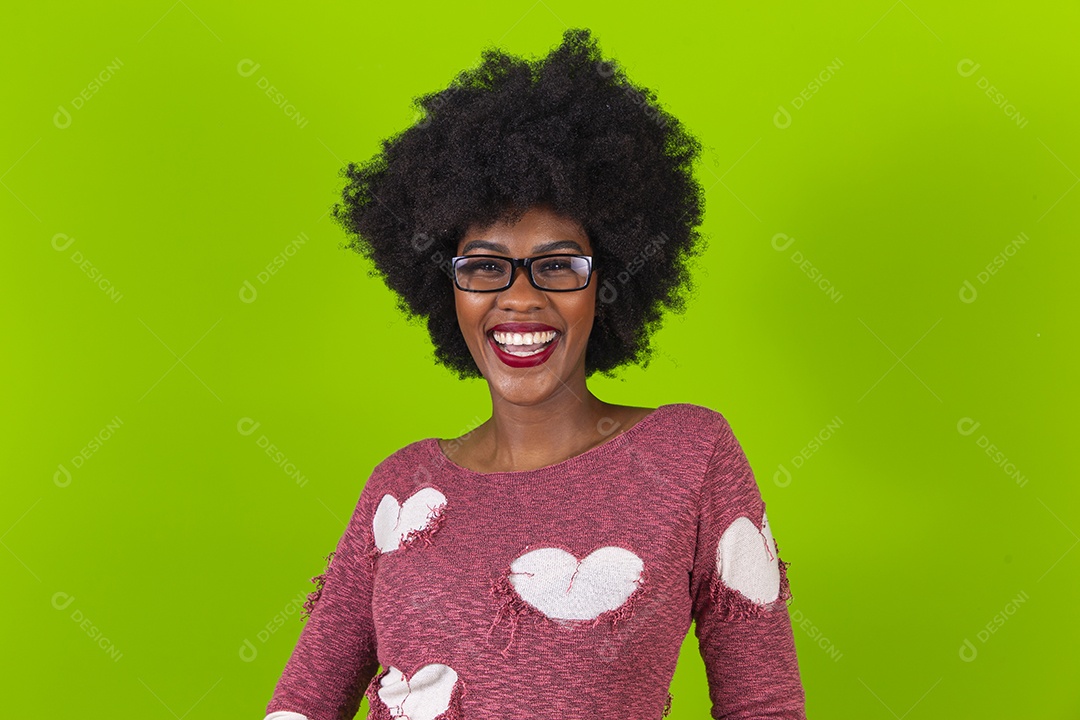 Linda jovem negra em fundo verde