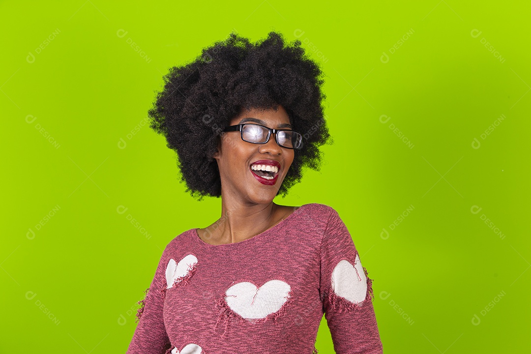 Linda jovem negra em fundo verde