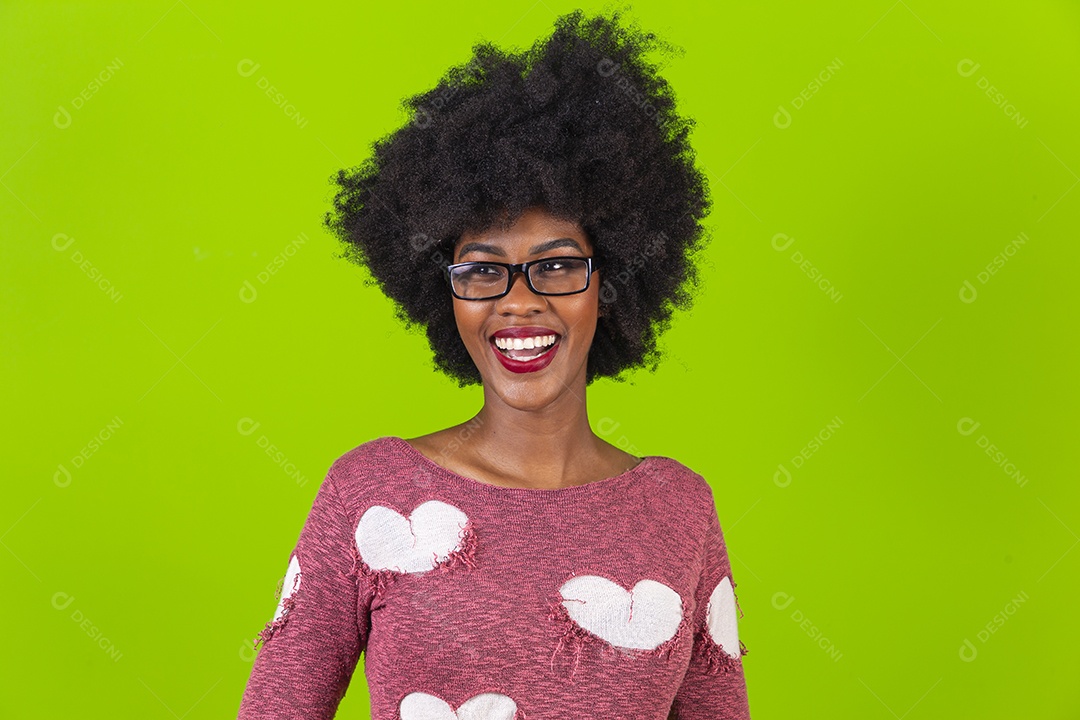 Linda jovem negra em fundo verde