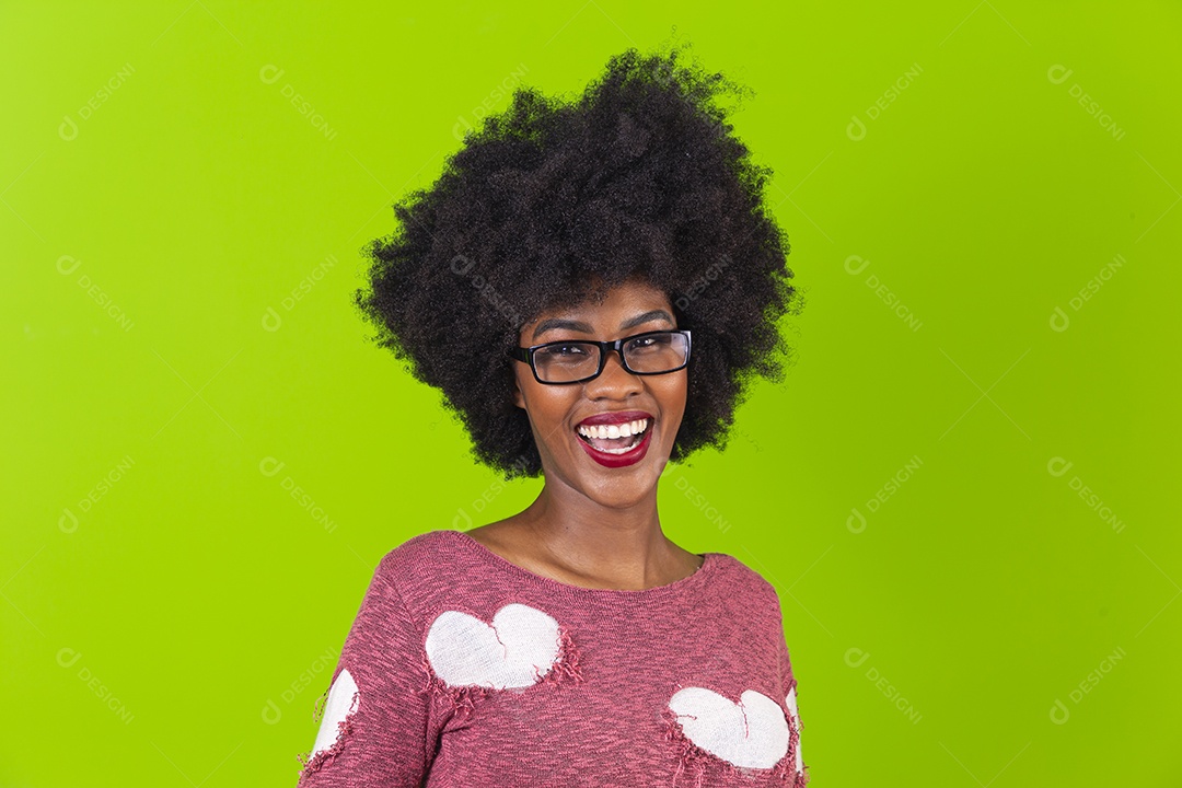 Linda jovem negra em fundo verde