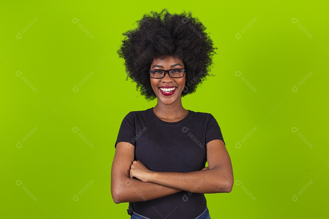 Linda jovem negra em fundo verde